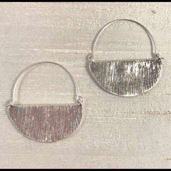 ⚪️Rylan Crescent Hoops⚪️ - Picture 8 of 8